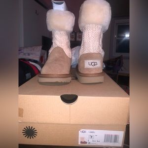 NEVER WORN toddler size 7 tan ugg boots